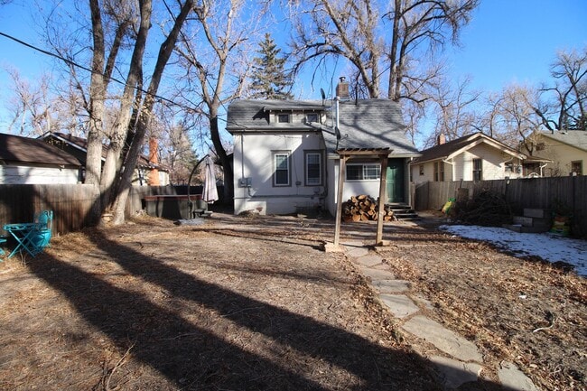 Building Photo - Adorable 3bdrm Downtown Bungalow