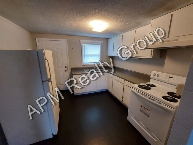 Building Photo - Renovated two bedroom near Harden Street - 50% off first month's rent!