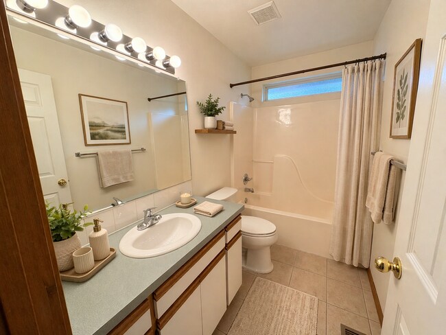 Building Photo - 42 E Hastings Rd