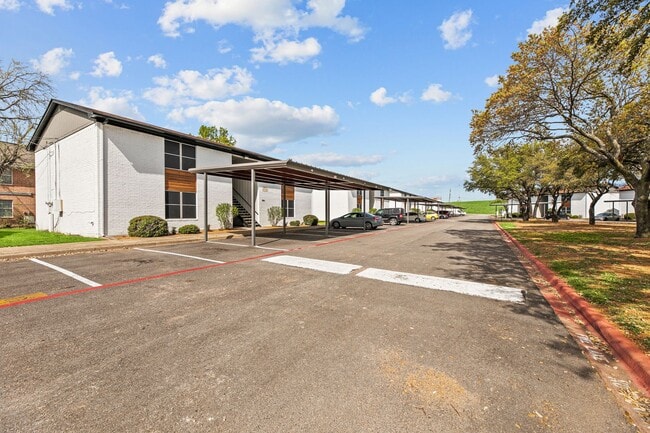 Building Photo - Your Charming 2/1 Apartment in Waxahachie Awaits - Perfect for a Small Family or Remote Worker! A...