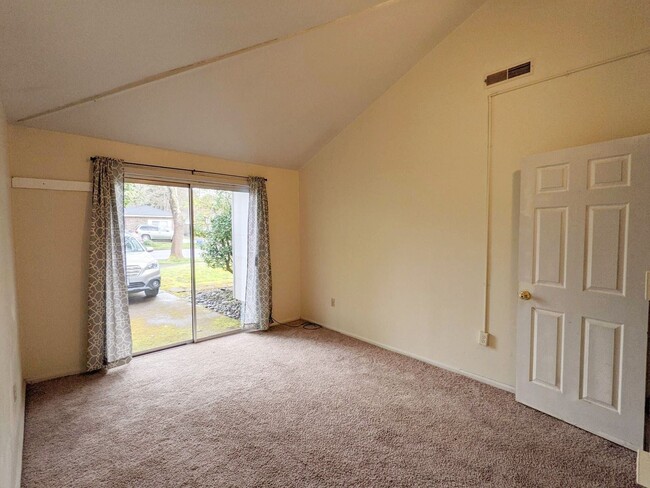 Building Photo - 5+ bedroom South Campus house w/ large fen...