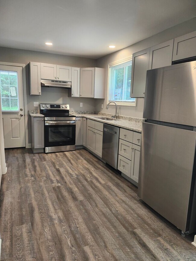 Building Photo - 2 bedroom 1 bath fully updated home in Eas...