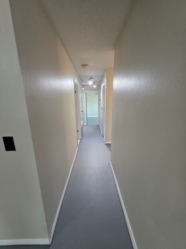 Building Photo - Large 3 bedroom in Bethany