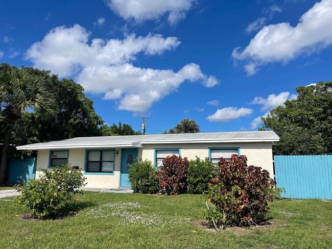 Building Photo - 1650 W 12th Ct