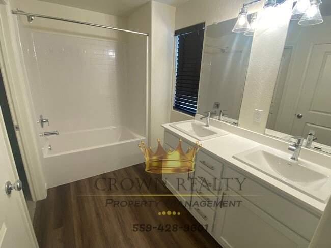 Building Photo - 2244 Samuel St