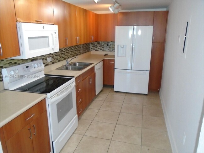 Building Photo - 7501 E Treasure Dr