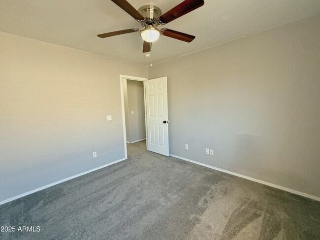 Building Photo - 2528 E Meadow Creek Way