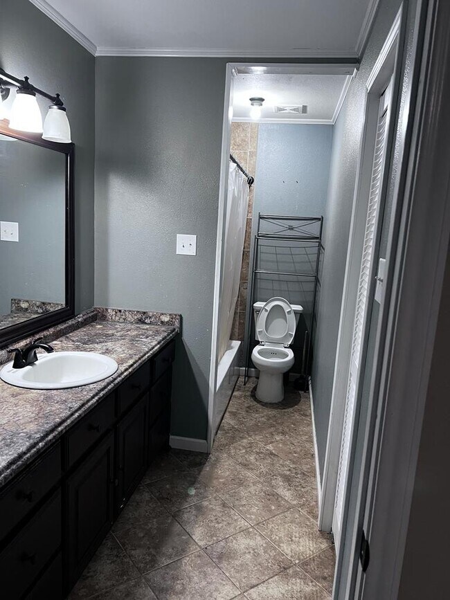 Building Photo - 205 Clover Ln