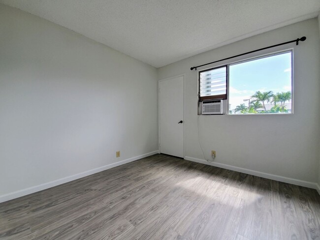 Building Photo - Rarely available! Upgraded ground floor 2b...