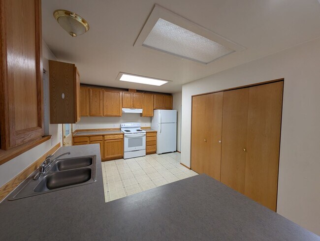 Building Photo - MUST SEE!! Spacious 2 Bedroom Duplex Close...