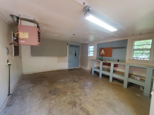 Building Photo - Single family home Recently renovated, mov...