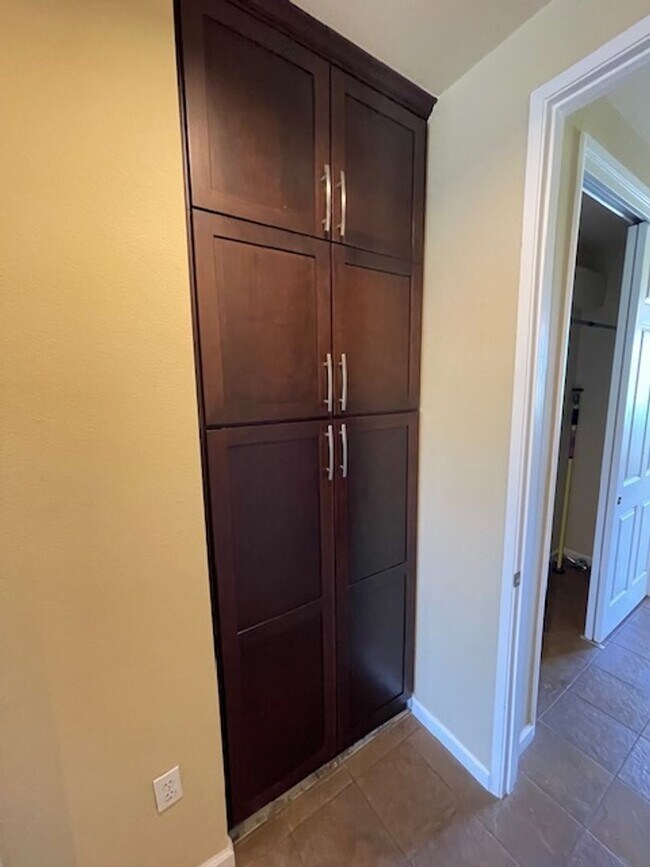Building Photo - Golf Course Views! Upgraded: 2 bed/ 2 bath...