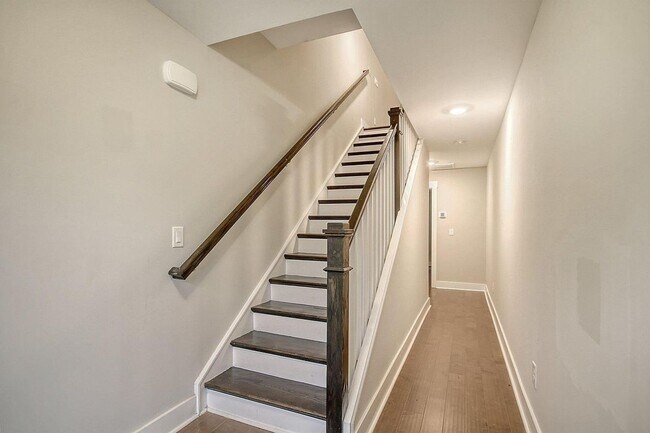 Building Photo - Available April 10th. Great 3 BR/3.5 BA Townhouse in Park Circle!