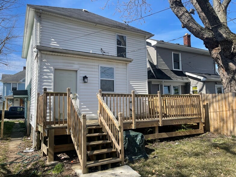 Building Photo - 2330 Parkland Ave