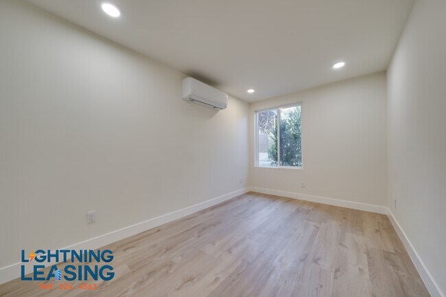 Building Photo - 428 S Venice Blvd