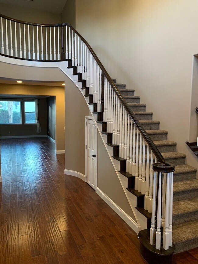 Building Photo - $1,000 Off First month's Rent - Lovely hom...