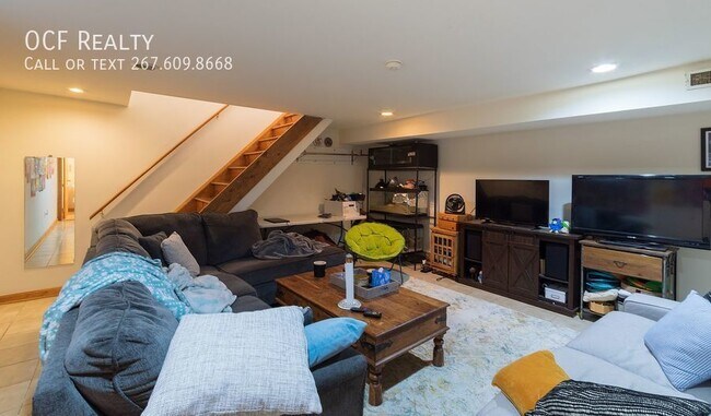 Building Photo - Three Bedroom Graduate Hospital Apartment