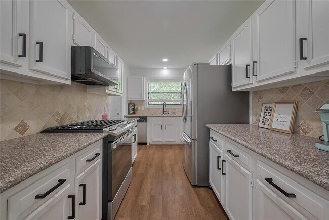 Building Photo - 8057 Ridgeview Dr