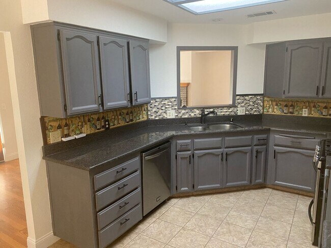 Building Photo - 407 Hoover Ave