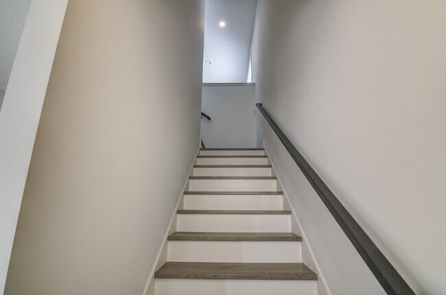 Building Photo - 2550 Dawes Place