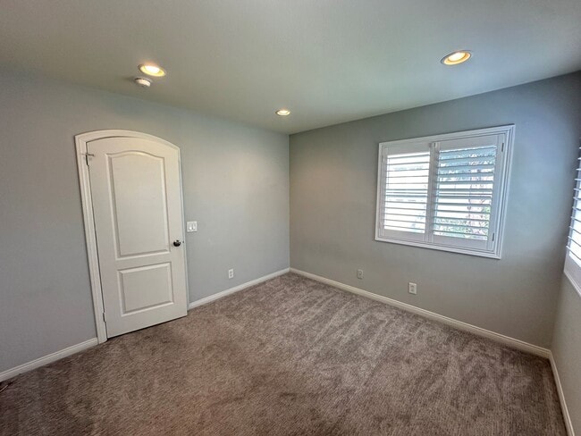 Building Photo - Charming 2 Bed 2.5 Bath Detached Home in G...