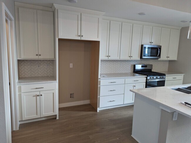 Upgraded kitchen with stainless steel appliances - 6191 Dallas Way