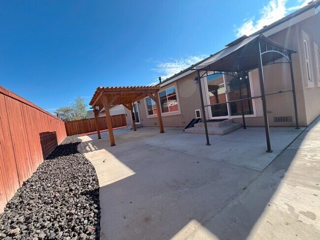 Building Photo - Three Bedroom on the Golf Course in Fer...