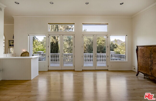 Building Photo - 3780 1/2 Multiview Dr