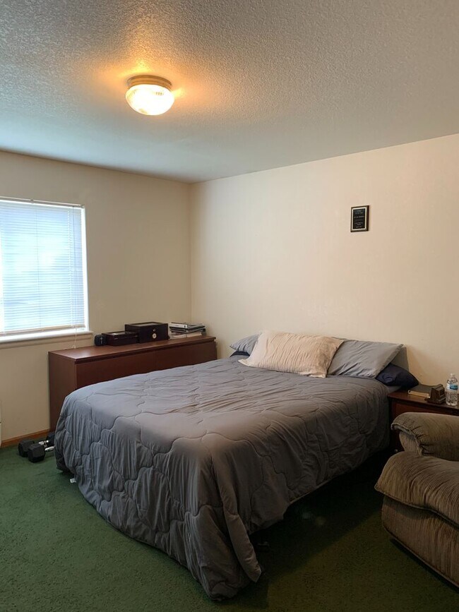 Building Photo - Beautiful 4 Bedroom 2.5 Bathroom Home