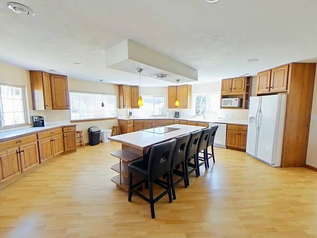 Building Photo - Beautiful Stand Alone Near Golf Course