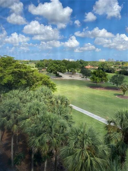 Building Photo - 250 Jacaranda Dr