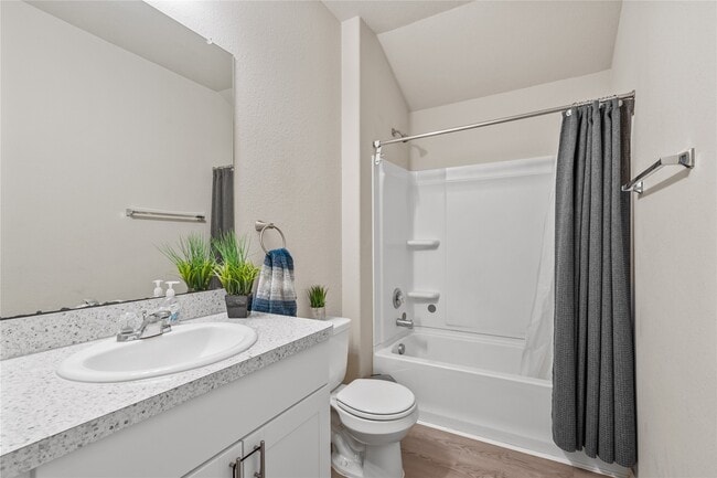 Building Photo - 634 W Fairway Lake Dr