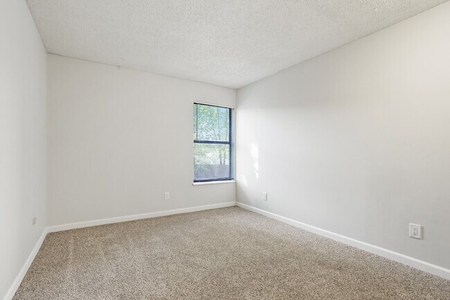 Building Photo - Great Two Bedroom Home with Fireplace