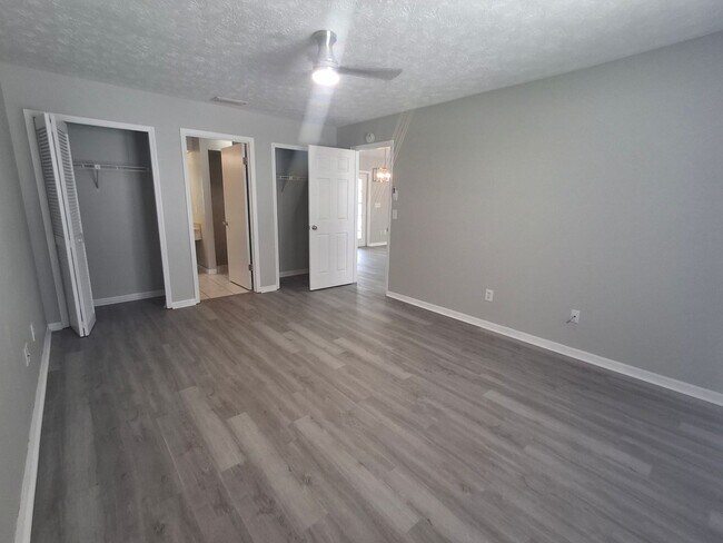 Building Photo - 3/2 SCREENED PORCH & FENCED-IN BACKYARD HOME