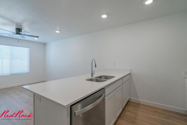 Building Photo - Dog Friendly! 3 Bedroom 2 Bathroom Townhome in Long Valley.