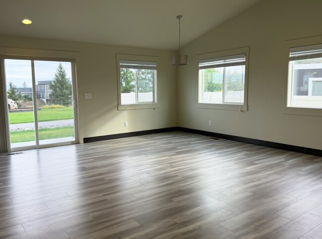 Building Photo - Modern Kalispell Home