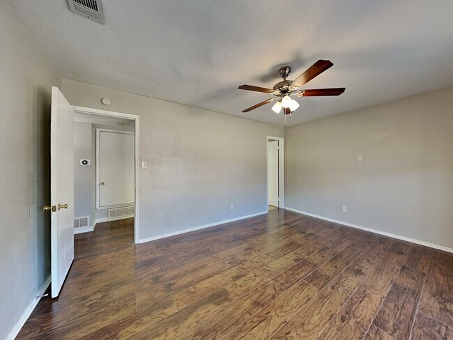 Building Photo - 9320 Dumfries Dr