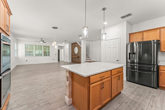 Building Photo - Spacious 3-Bed, 2.5 Bath End Unit Townhome in Windermere with 2 Car Garage!