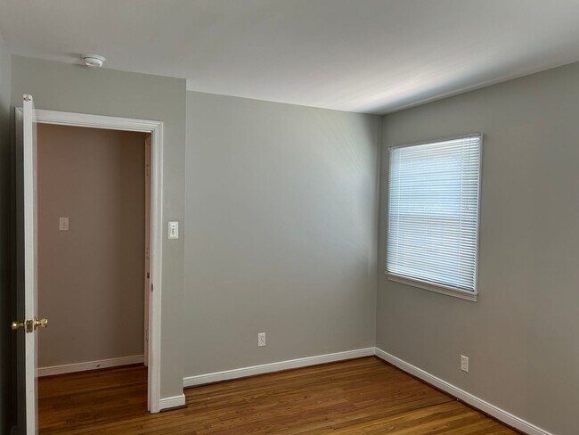Building Photo - Charming 3 Bedroom, 2 Bath Brick Ranch Hom...