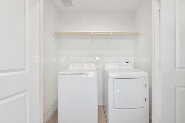 Building Photo - 253 Douglas Hls Dr