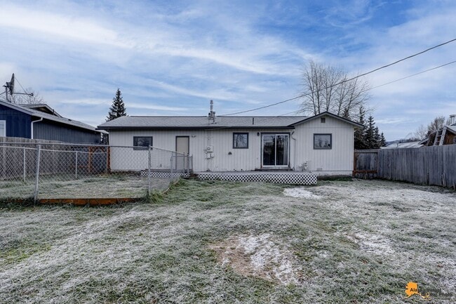 Building Photo - Cozy Abbott Loop Single Family Home w/ Gar...