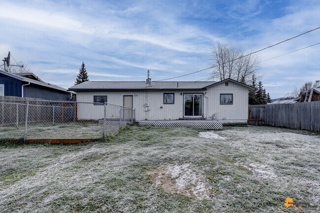 Building Photo - Cozy Abbott Loop Single Family Home w/ Garage & Fenced in Yard