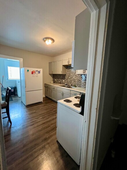 Shared Kitchen - 2077 Cascade Rd SW