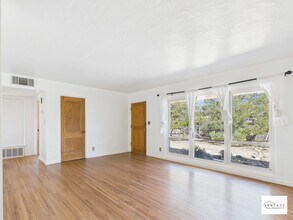 Building Photo - 204 Solana Dr