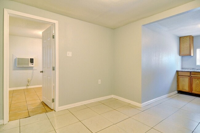 Building Photo - 2219 Refugio Ave