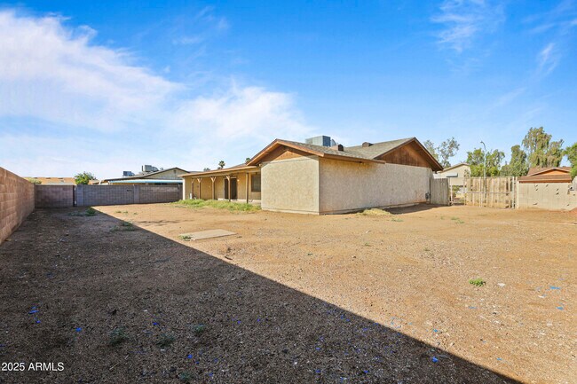 Building Photo - 5212 N 67th Dr