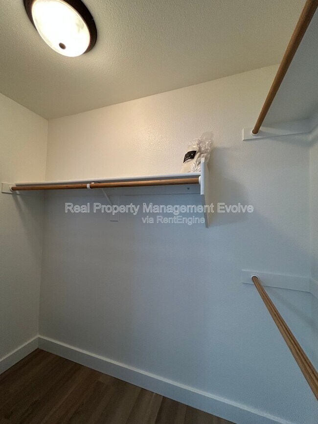 Building Photo - 920 E Devonshire Ave