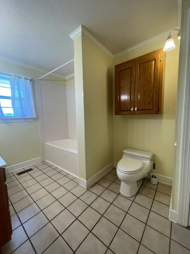 Building Photo - Spacious country home for lease