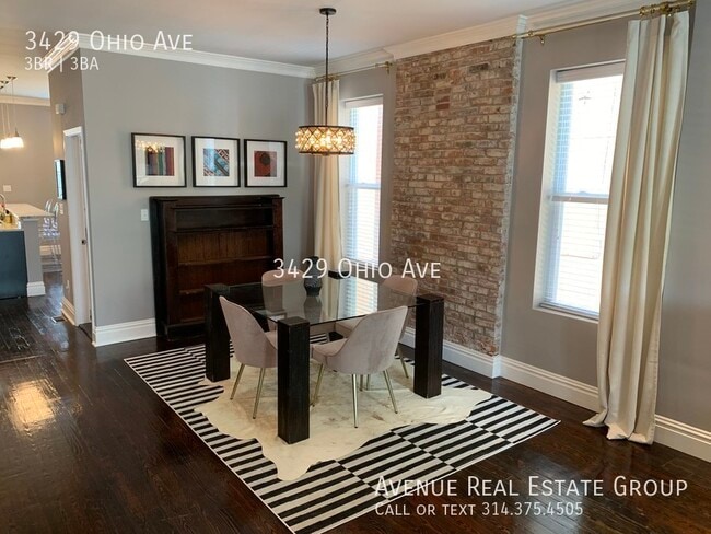 Building Photo - Beautifully Renovated Townhouse