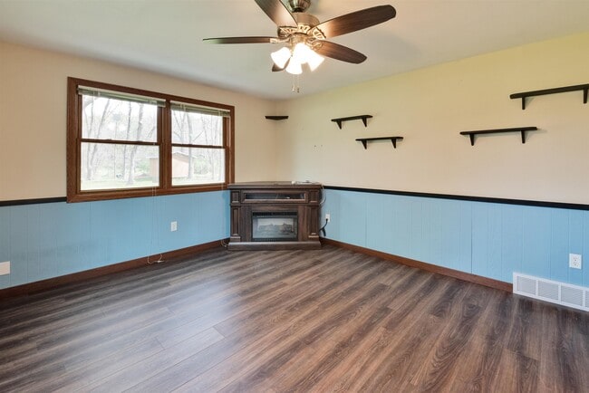 Building Photo - 1870 Sand Ridge Ct